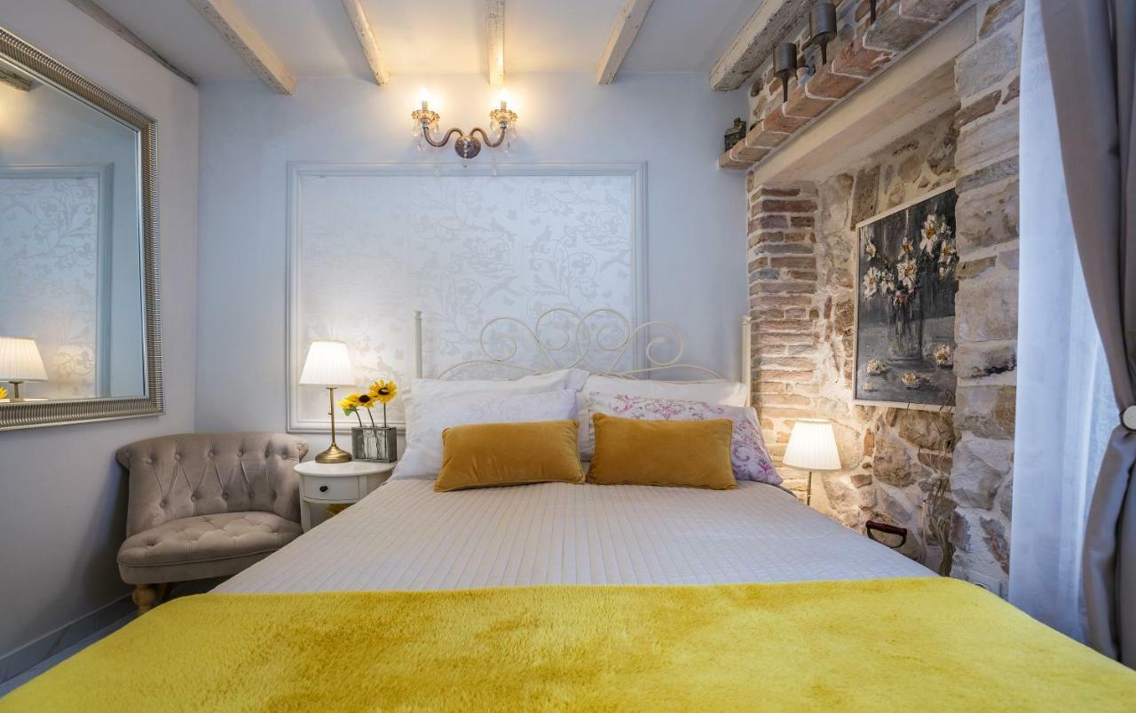 Studio Yellow Flower Rovinj Bagian luar foto