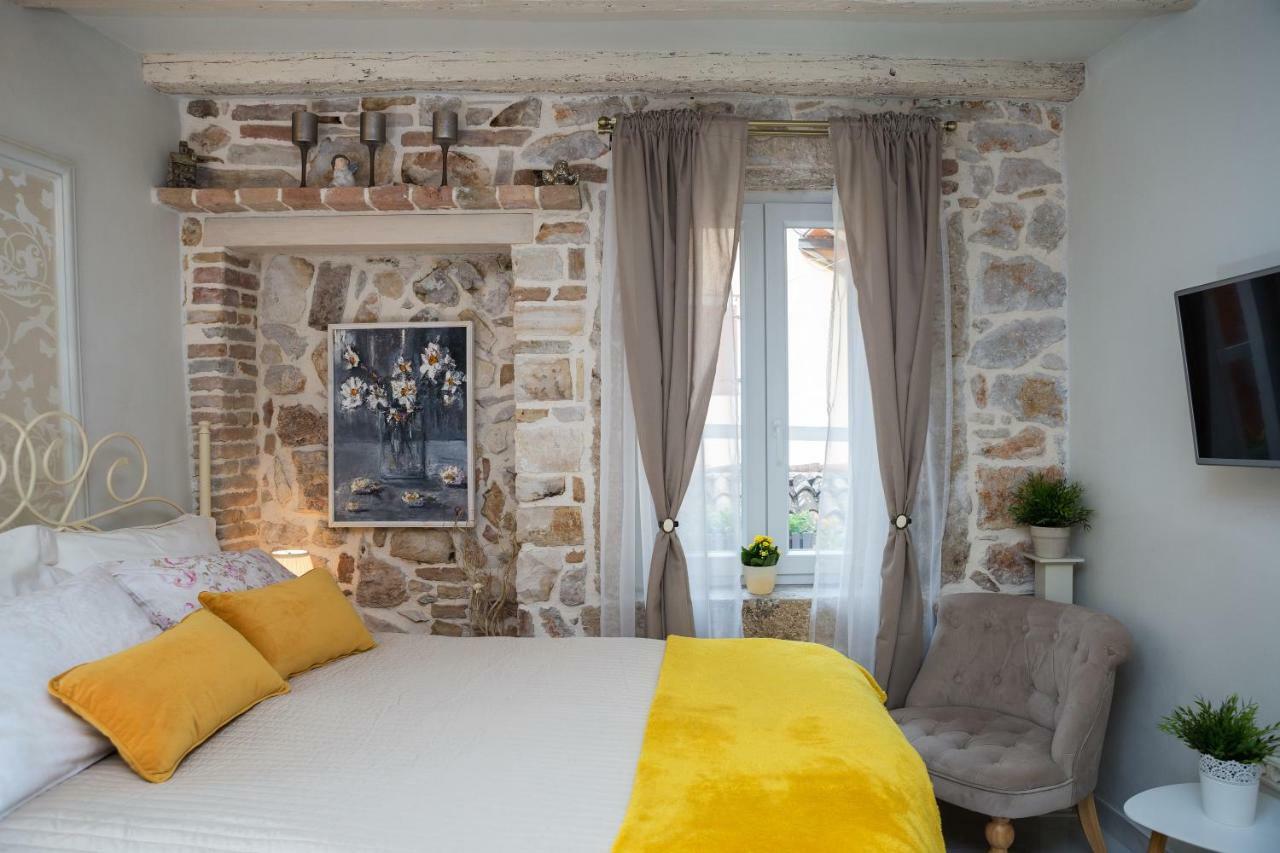 Studio Yellow Flower Rovinj Bagian luar foto