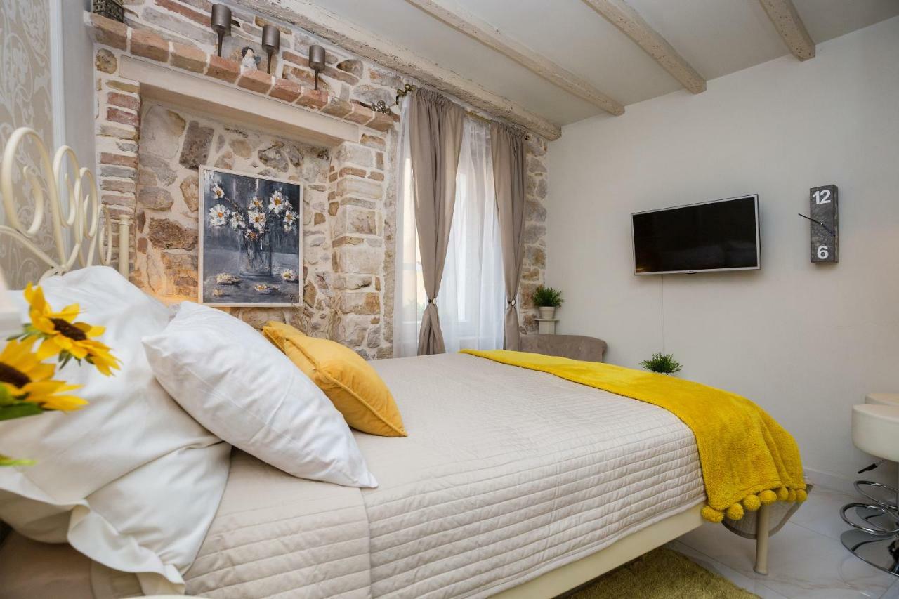 Studio Yellow Flower Rovinj Bagian luar foto