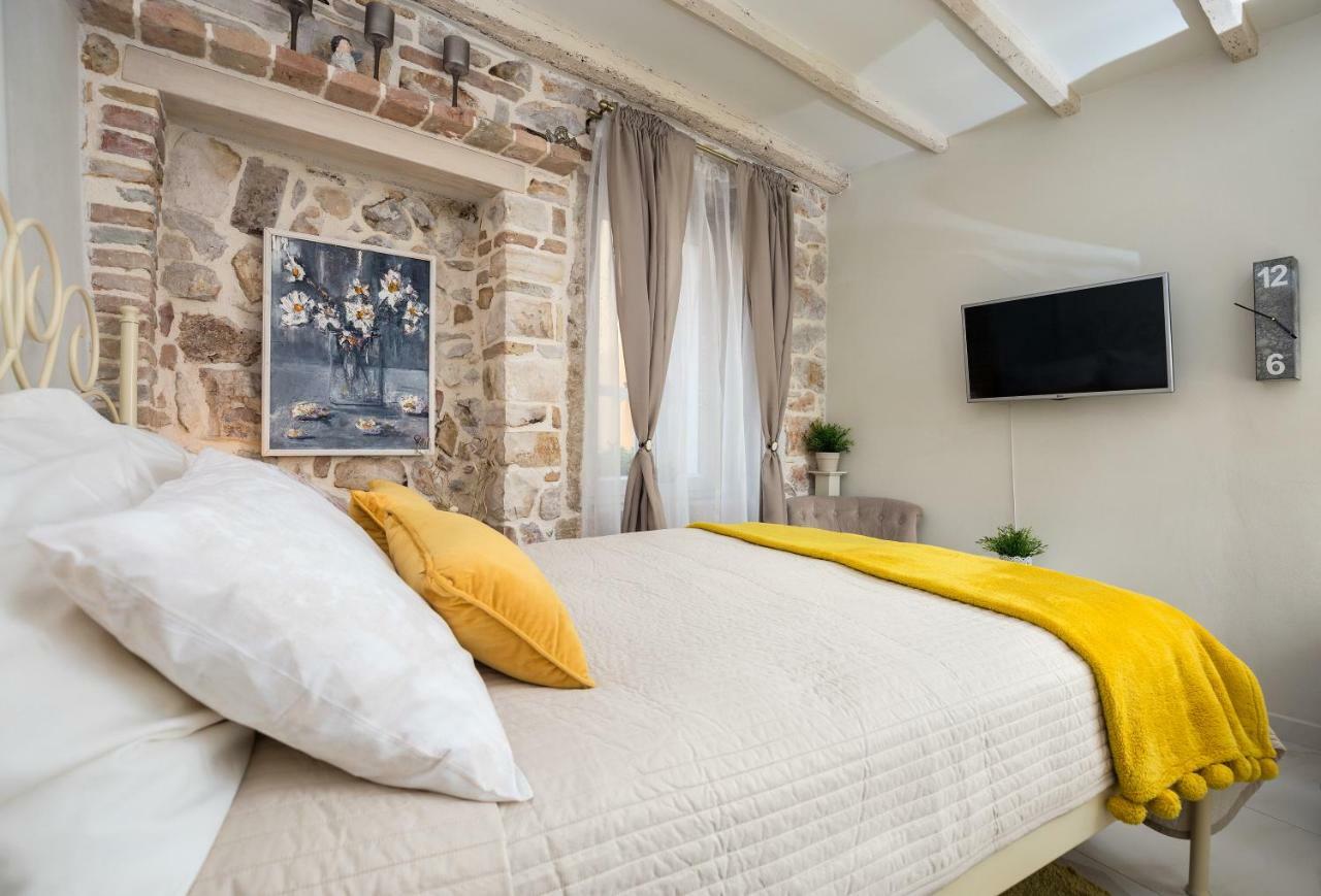 Studio Yellow Flower Rovinj Bagian luar foto