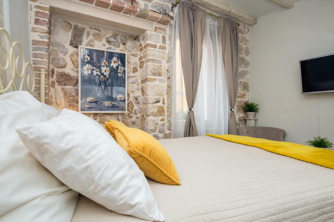 Studio Yellow Flower Rovinj Bagian luar foto